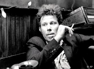 Szenenfoto In einer Szene des Films Coffe and Cigarettes versucht ein Notarzt, dargestellt vom Musiker Tom Waits, mit dem Rauchen aufzuhoeren. Pandora Film