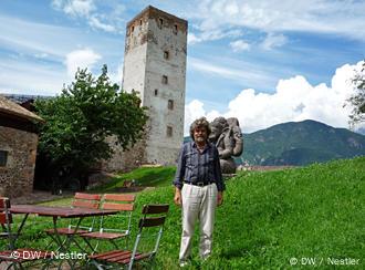 Reinhold Messner vor seinem Bergmuseum Firmian nahe Bozen