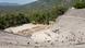 Das große antike Amphitheater von Epidaurus mit Blick auf Wald und einen Berg. 