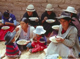 Indio-Frauen und Kinder beim Essen in Potolo in Bolivien